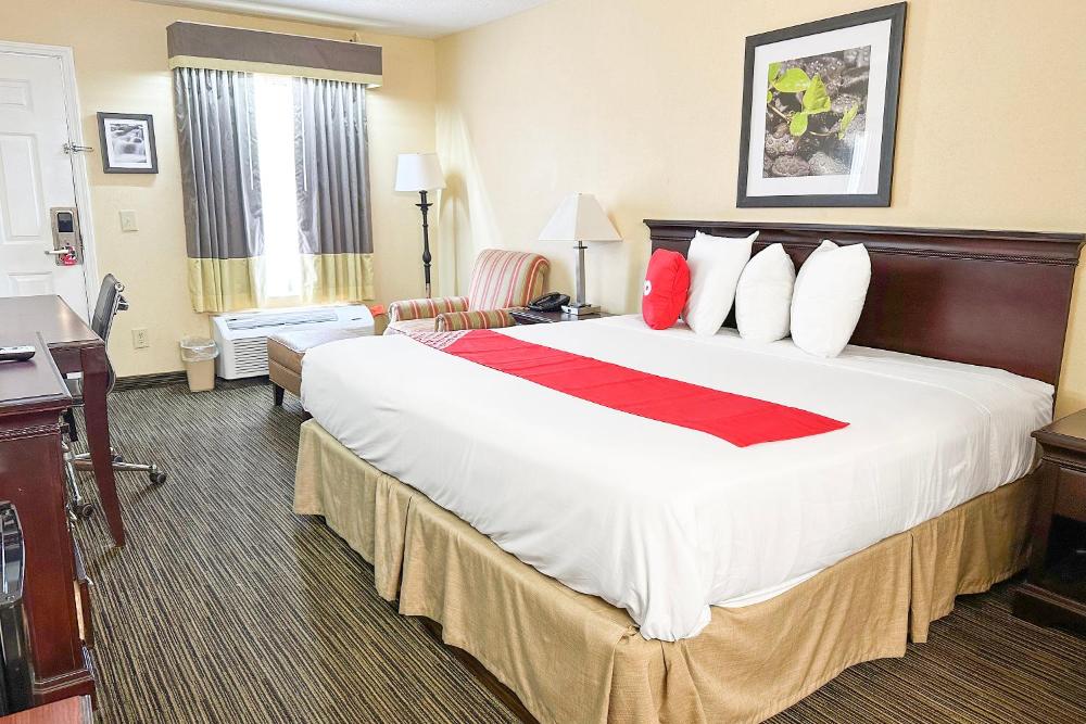 King Room - Non-Smoking interior